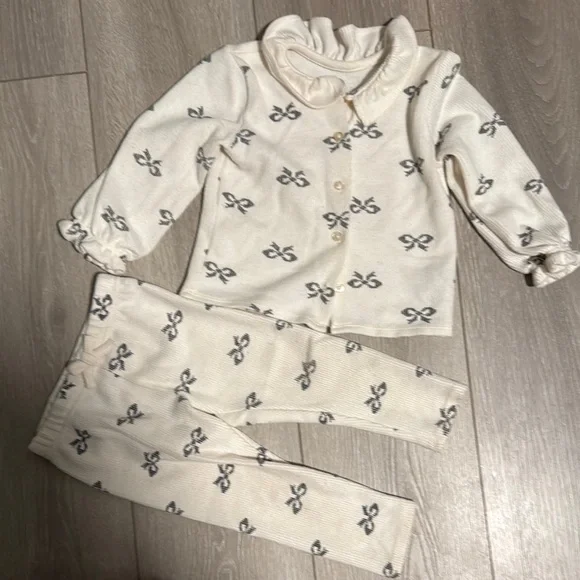 2 Kids Pajamas Set - Red and White with Ribbon Print 24 mo - Picture 2 of 5